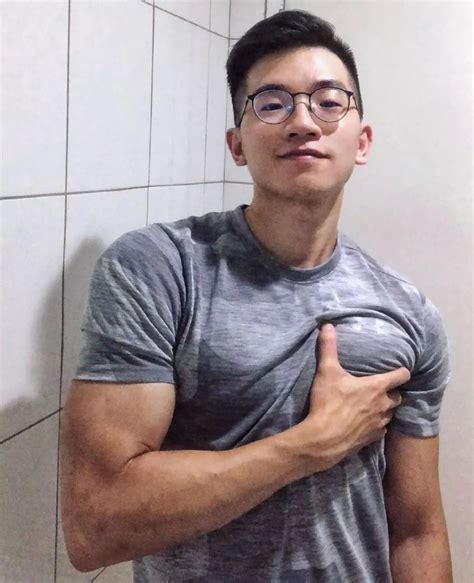 戴眼镜的肌肉帅哥 中国 东方帅哥 健身迷网