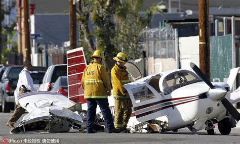 美国洛杉矶一架小型飞机坠毁 砸坏两辆小汽车 --图片频道--人民网