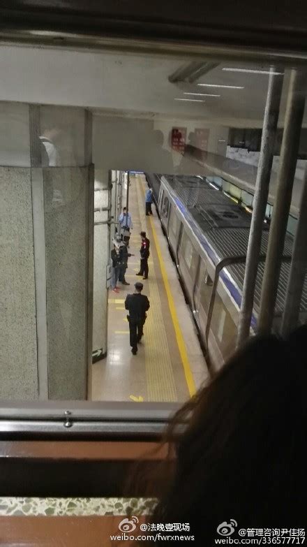 乘客进入北京地铁2号线运营轨道 已被抬出|北京地铁|轨道|乘客 ...