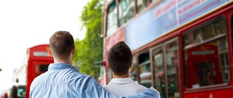 人,同婚姻,旅行爱情亲密的快乐男夫妇拥抱背后的伦敦城市街道背景高清图片下载-正版图片300675278-摄图网