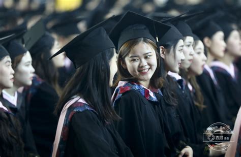 毕业典礼上他们用微笑面对未来的锦绣前程-吉网（中国吉林网）