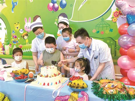 晋中市第一人民医院儿科医护人员为就诊儿童准备了节日蛋糕