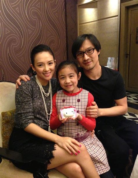 汪峰给14岁女儿汪曼熙庆生晒一家人照片，网友：章子怡对她是真好