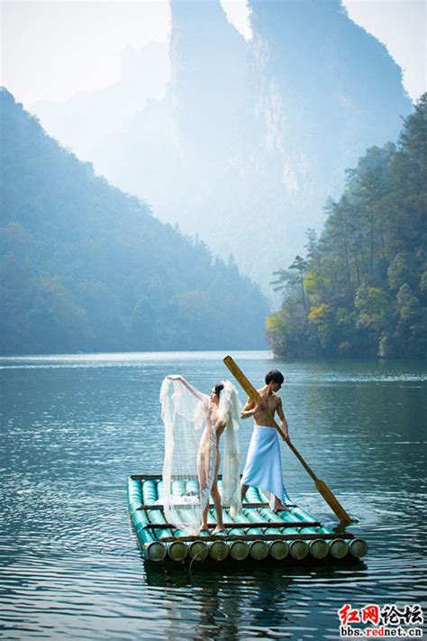 情侣在张家界景区拍“裸体婚纱照”_新浪图片