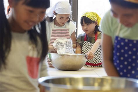 学校里学习做饭的小学生高清图片下载-正版图片502099598-摄图网