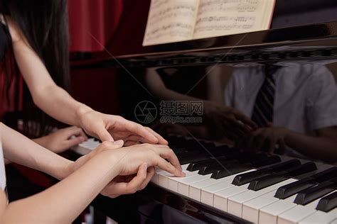 音乐教师教儿童弹奏钢琴特写高清图片下载-正版图片501783743-摄图网
