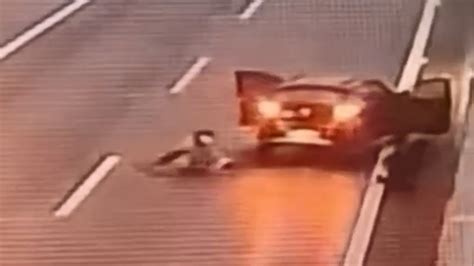 危险！两女子高速上突然跳下新能源车，“闻到汽油味，以为要爆炸了”_凤凰网视频_凤凰网