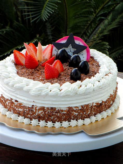 巧克力水果蛋糕的做法_【巧克力水果蛋糕】--- 充满爱之味的生日蛋糕（附裱花步骤）_菜谱_美食天下