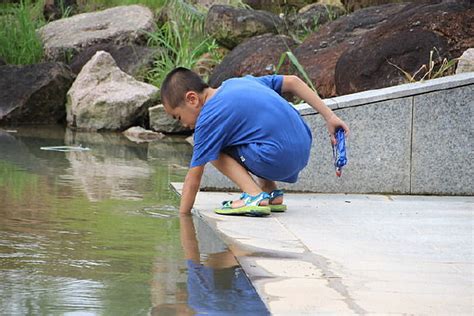 假期户外活动小学生在河边玩高清图片下载-正版图片502099331-摄图网