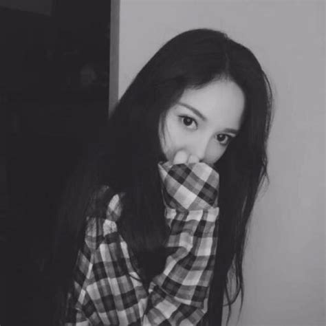 甜美女生头像黑白高冷