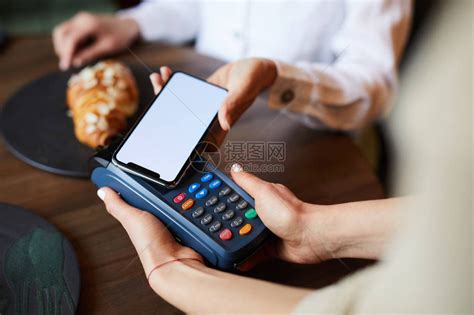年轻的当代买家使用非接触式支付系统在咖啡馆或餐厅支高清图片下载-正版图片504555010-摄图网