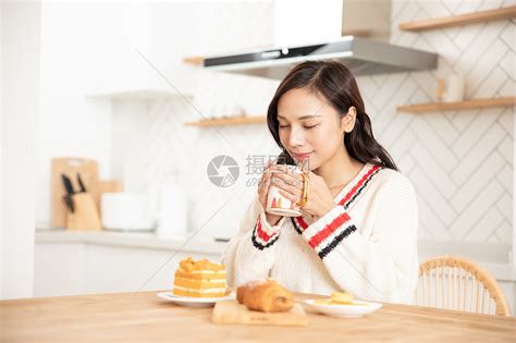 冬季居家女性喝下午茶吃蛋糕面包高清图片下载-正版图片501539003-摄图网