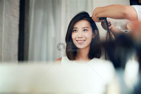 年轻美女在理发店里做头发高清图片下载-正版图片501981015-摄图网