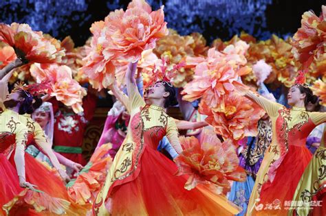 第六届中国新疆国际民族舞蹈节配套活动“一起来跳新疆舞”乌鲁木齐千人广场舞活动，在该市文化中心震撼上演。刘新 摄