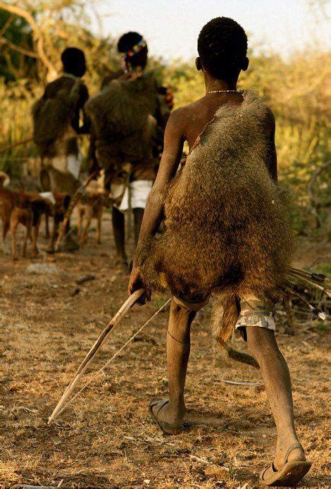 坦桑尼亚神秘的狩猎部落：钻木取火，茹毛饮血，弓箭狩猎。| 哈德扎比部落hadzabe——小地球旅行(xiaodiqiu.cn)