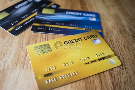 牌3张信用卡在桌上模拟黑色的银行业高清图片下载-正版图片307549938-摄图网