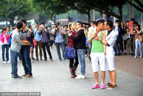呼吁平等 广州男同性恋青年街头公开拥吻 – 【人人分享-人人网】