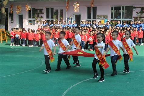 幼儿园的升国旗仪式