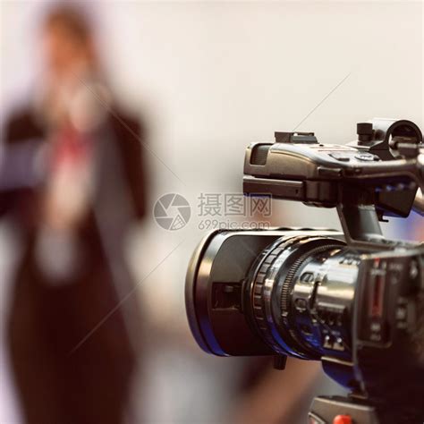 公共关系公关经理在新闻发布会上与媒体交谈相机对焦高清图片下载-正版图片502737643-摄图网