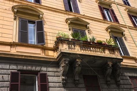 美丽的意大利家庭阳台上的鲜花高清图片下载-正版图片507161831-摄图网
