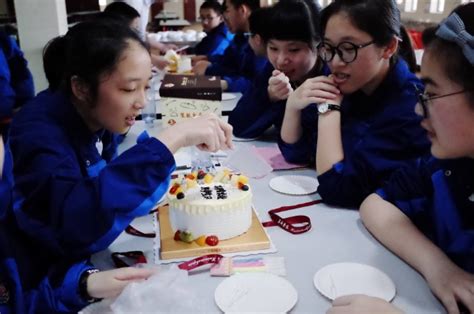 青春你好！长宁多所学校为初二学生举行“十四岁集体生日会”_上海长宁_新民网