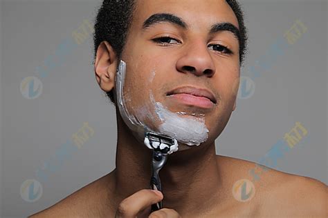 刮胡子男子头像高清图片下载-找素材