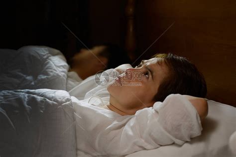 有失眠的女人躺在床高清图片下载-正版图片502937742-摄图网