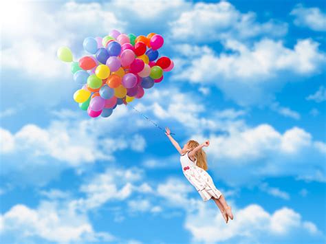 跟气球飞到空中的女孩高清图片 - 三原图库sytuku.com