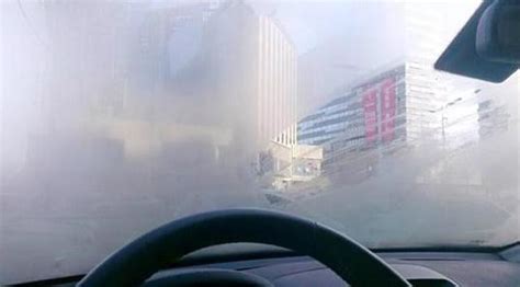 车窗起雾了：到底是该开暖风还是开空调？_凤凰网汽车_凤凰网