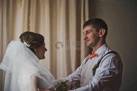 新娘和新郎手牵风格高清图片下载-正版图片504985990-摄图网