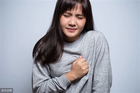 乳房痛怎么回事怎么办（女人乳房疼痛正常吗？4个因素一一对照，切忌胡乱治疗） | 说明书网