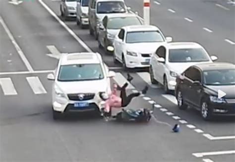 女子骑电动车闯红灯被撞，拒不认错质问交警：司机明明看见我了，为啥不让我？_手机新浪网
