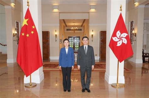 香港特区行政长官李家超（右）与司法部部长贺荣（左）会面。 香港特区政府新闻处图片 摄