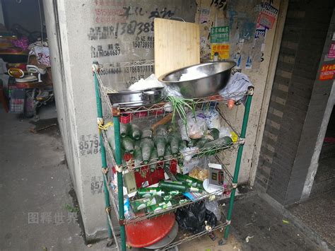 深圳城中村，房东月入10万做水电工，白领千元只能租床位