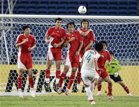 图文:[亚洲杯]中国2-2伊朗 莫巴利任意球出膛-搜狐体育