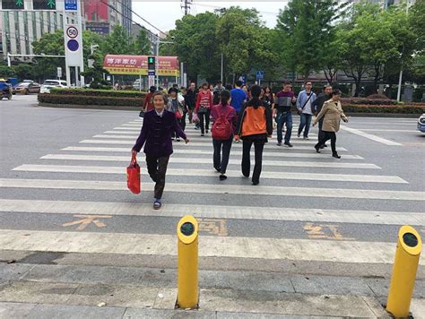 北京多处人行道绿灯时间短 老人过马路一路小跑(含视频)_手机新浪网