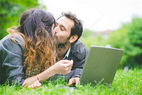 躺在草坪上亲吻的情侣高清图片下载-正版图片501857006-摄图网