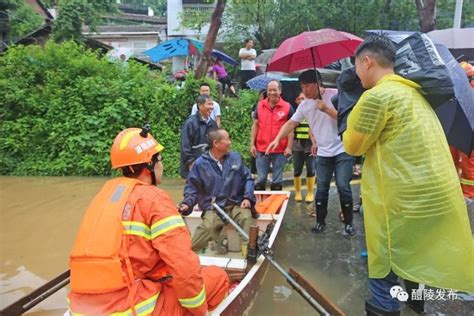 盘点郑州洪水中的感人事迹盘点，一群孩子冒雨提醒路人，让人感动！_腾讯视频