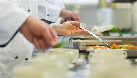 【独家】华北理工食堂疑似吃出鼠头，餐饮公司回应：食材由校方提供|界面新闻 · 中国
