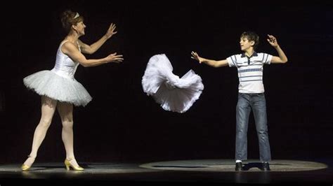 从《跳出我天地》看一个跳芭蕾舞的小男孩的成长之路|跳出我天地|比利|芭蕾舞_新浪新闻