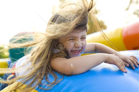 四岁女孩在蹦床上跳高清图片下载-正版图片502894992-摄图网