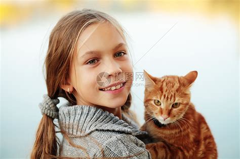 卡通手绘抱猫咪的女孩素材图片免费下载_PNG素材_编号z09ioj97m_图精灵