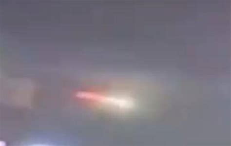 梵净山上空现不明飞行物，22颗发光物体连线飞行，专家称应该是马斯克星链_腾讯视频