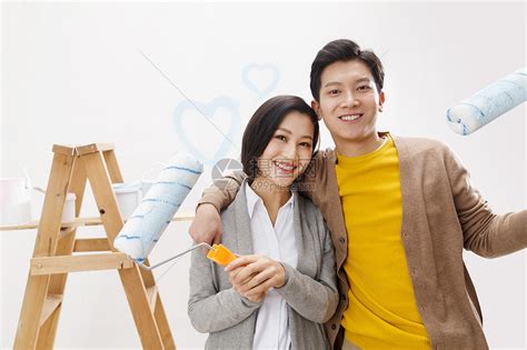 情侣东方人刷漆年轻夫妇装修房子高清图片下载-正版图片501949579-摄图网
