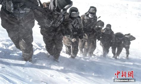 零下30℃西藏边防军人冒雪巡边 守住百姓安居