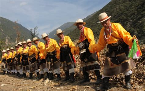 甘孜县地处康巴，各种藏族文化在西藏发展到一定时期，传入了康巴