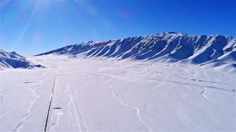 大雪中的天山山脉和山脚下公路mov格式视频下载_正版视频编号73292-摄图网