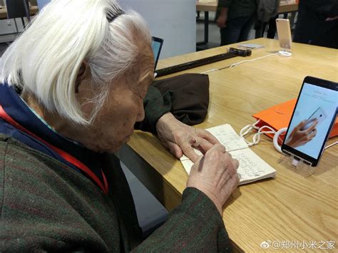 日本90岁老奶奶热爱搞笑自拍，俘获大批年轻观众