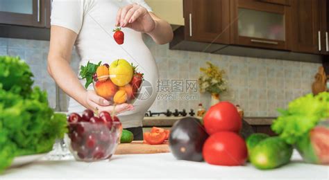 孕妇吃蔬菜和水果有选择高清图片下载-正版图片506621362-摄图网