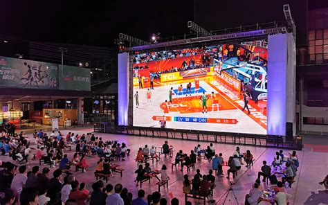 河南郑州二七广场现巨幅3D广告 巨龙舞动如跳出屏幕